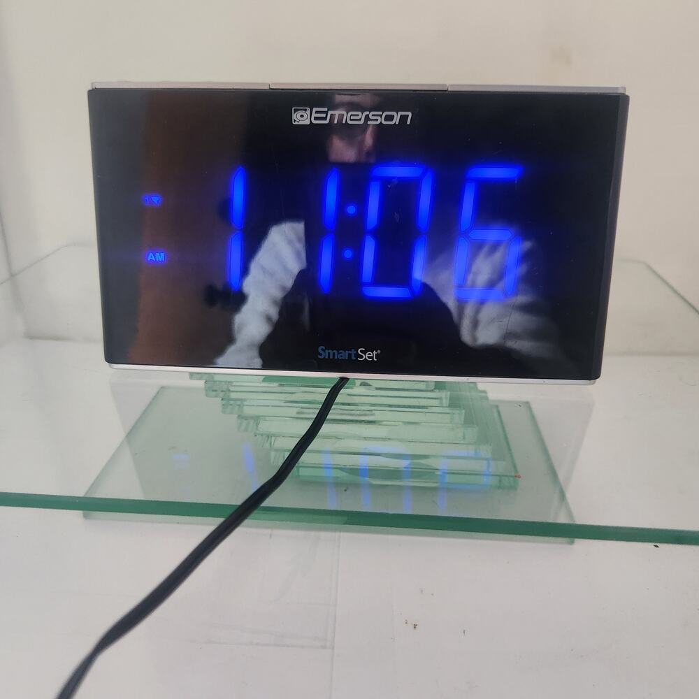 Emerson Smart Set LED Alarm/Radio Clock Tested Works